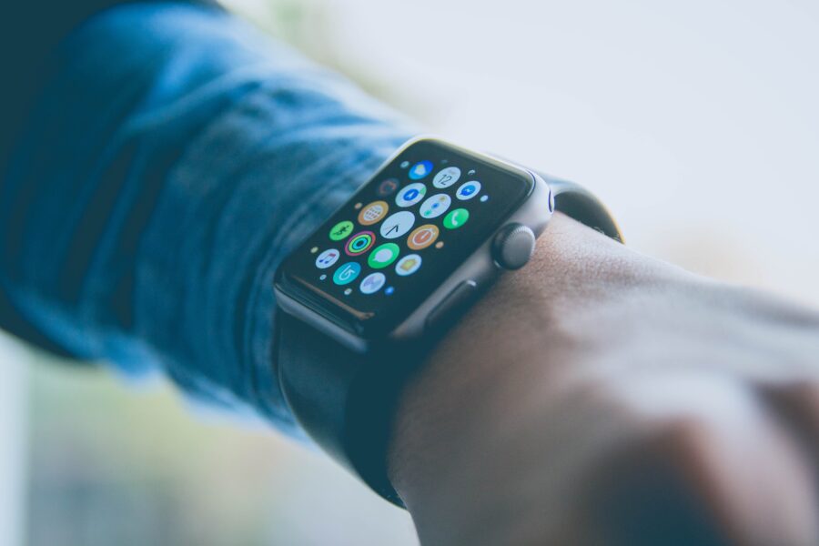 腕に着けたApple Watchの設定を見直して電池の消費を抑えるイメージ